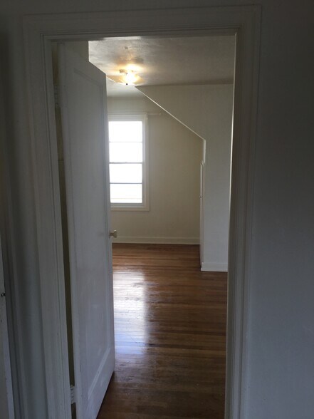 Building Photo - 1010 E 2nd St