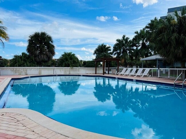 Building Photo - 9359 Fontainebleau Blvd