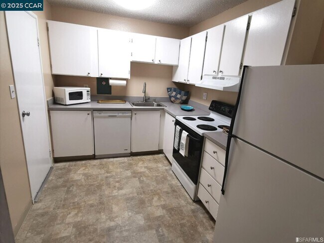 Building Photo - 555 Pierce St