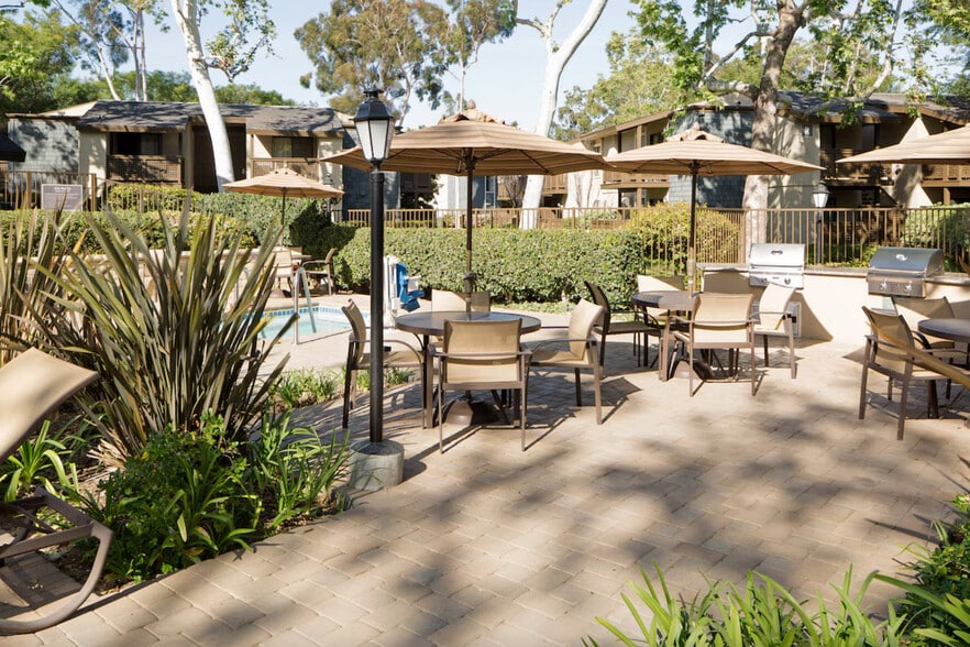 Building Photo - 555 Paularino Ave