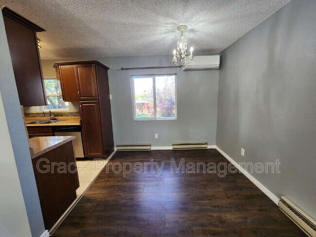 Building Photo - 903 Sir Galahad Dr
