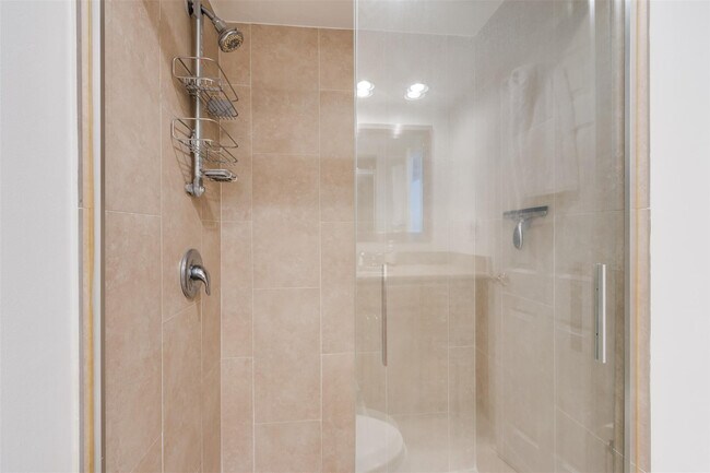 Building Photo - 2500 NE 48th Ln