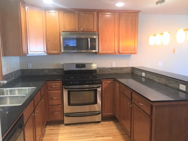 Building Photo - Warm and Welcoming Northgate Townhome