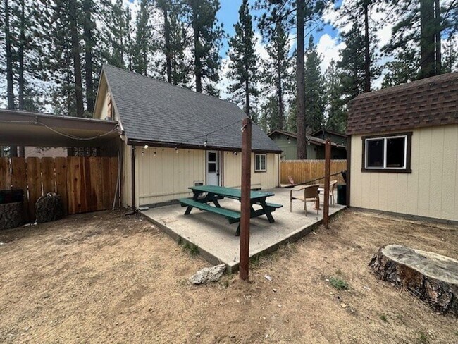 Building Photo - Nicely renovated 2Bd 2Ba house with large yard and pet friendly!! Available for a seasonal rental...