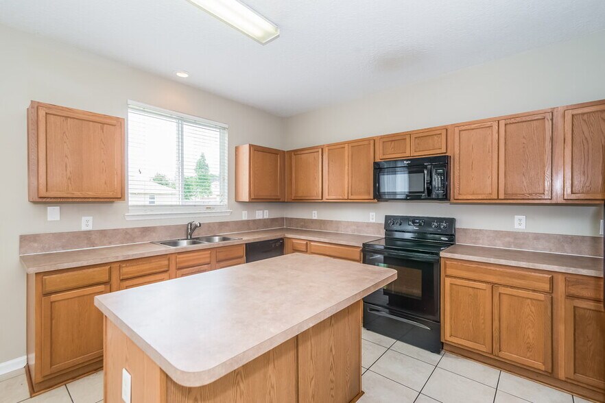 Building Photo - 2300 Justin Lake Dr