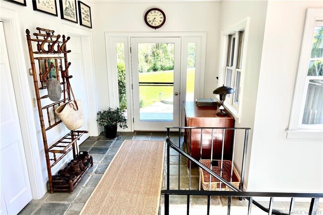 Building Photo - 11 Rolling Hills Dr