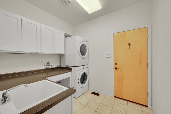 Building Photo - 4 bedroom, 3 bath with separate ADU