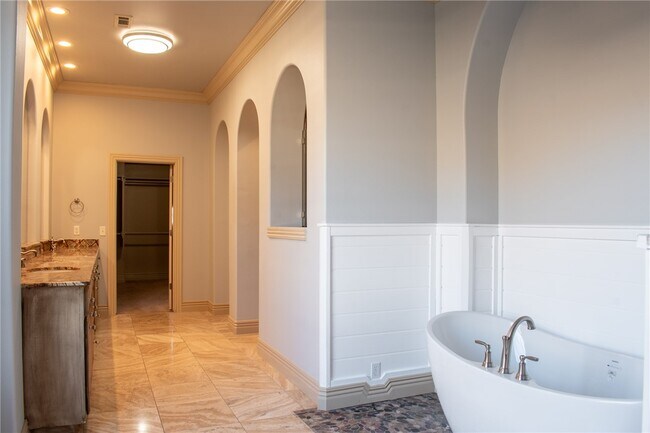 Building Photo - 5106 S Sloan Cir