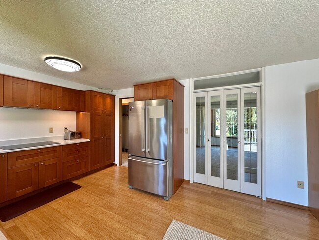 Building Photo - 7460 SW Elmwood St