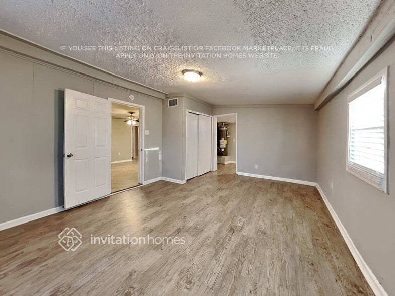 Building Photo - 905 E Crockett St