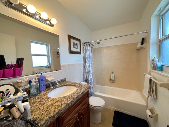 Building Photo - 4731 NE 21st Ter