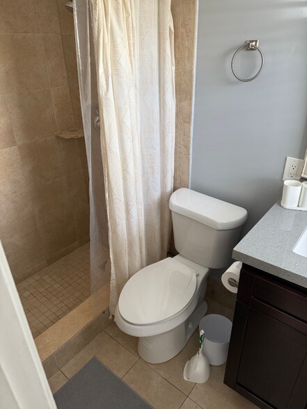 Building Photo - 2419 NE 2nd Ave