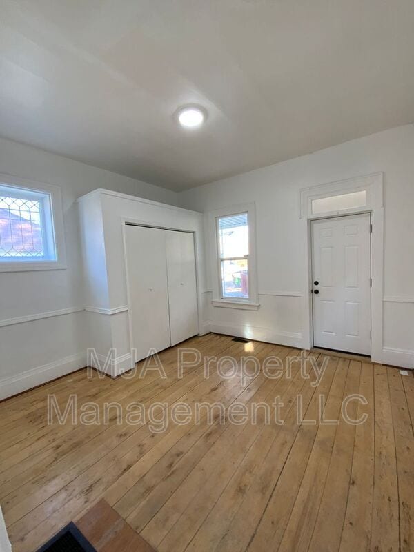 Building Photo - 217 Reed Ave N