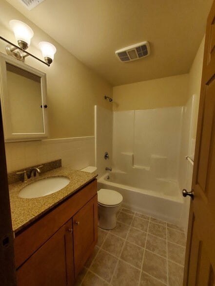 Building Photo - 3428 Bedminster Rd