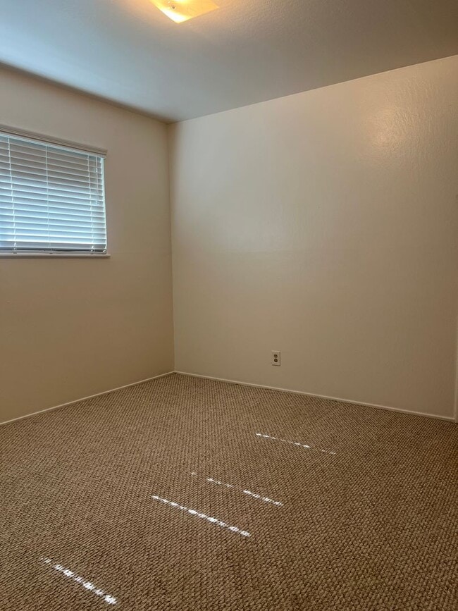 Building Photo - NICE 3 BEDROOM HOME IN ROSEVILLE!