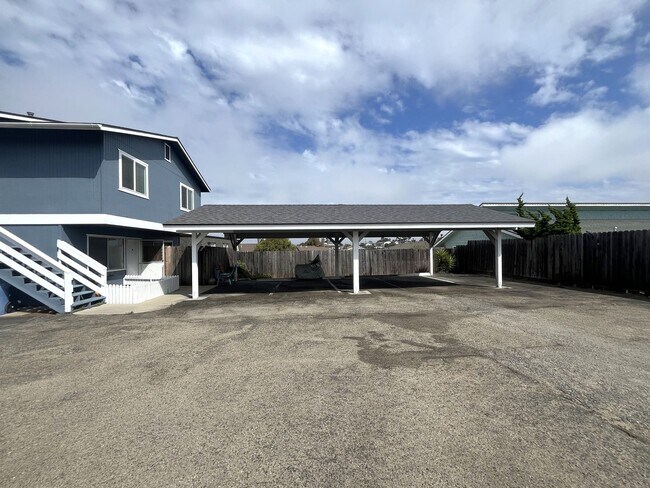 Building Photo - Beautifully Renovated Upstairs unit w/View...