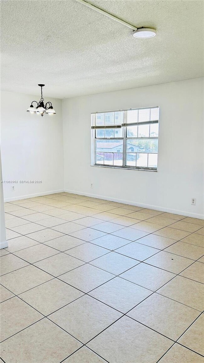 Building Photo - 978 SW 10th Dr