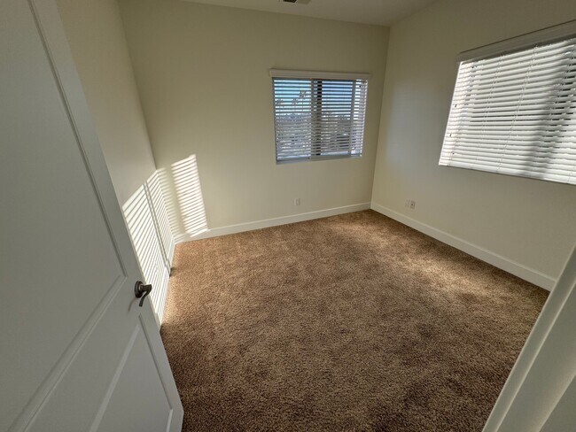 Building Photo - 5648 Lauretta St