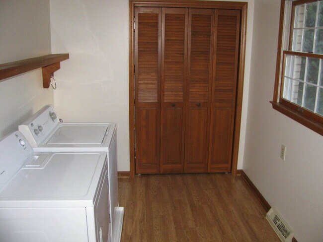 Building Photo - Private Farm House, Lots of Space, Country...