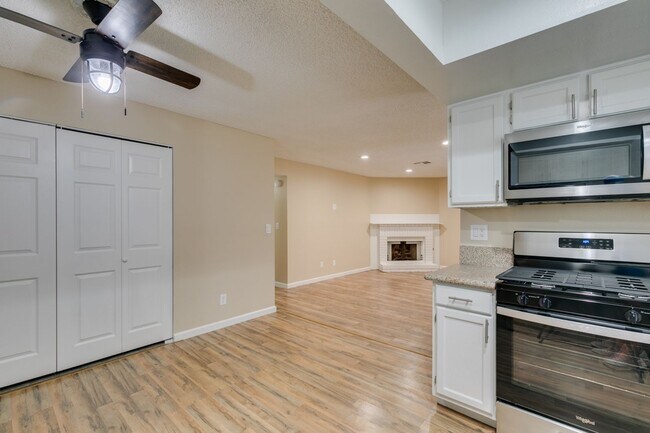 Building Photo - GORGEOUS 2 BEDROOMS CONDO*JUST COMPLETED U...