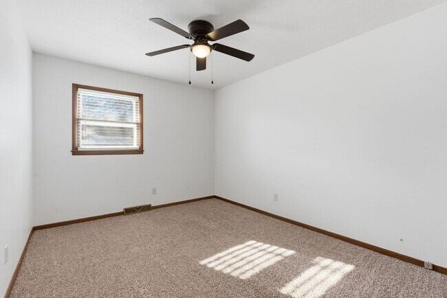 Building Photo - 3 Bedroom | 2 Bathroom | 2 Car Garage | Springfield MO | Fenced Back Yard!