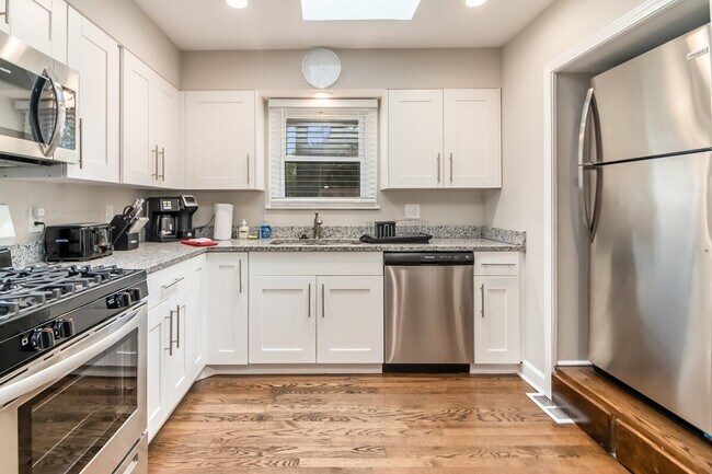 Building Photo - 823 Jay St