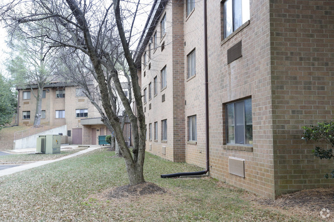 Building Photo - Warrenton Manor Apartments - 55 & Older