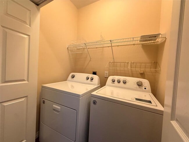Building Photo - 815 Sterling Creek Cir