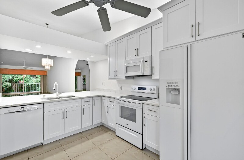 Building Photo - 2325 Hidden Lake Dr