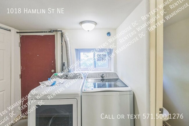 Building Photo - Newly renovated 3bd/1.5bth end unit TH Nes...