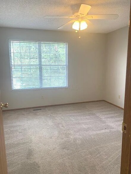 Building Photo - 5125 Singleton Dr