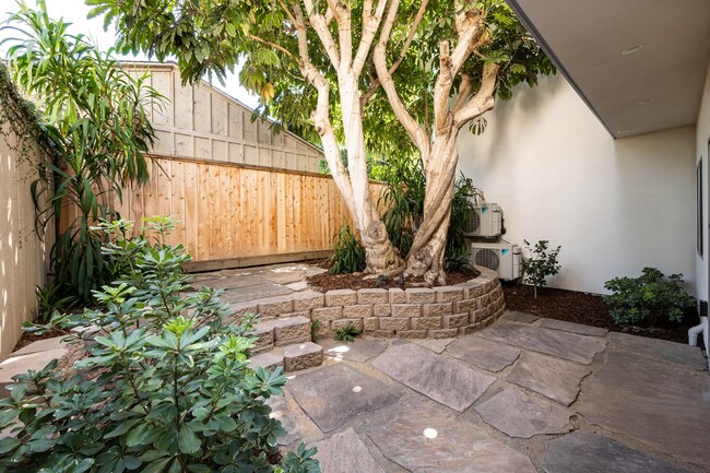 Building Photo - Gorgeous 2 bedroom 2 bath twin home just b...