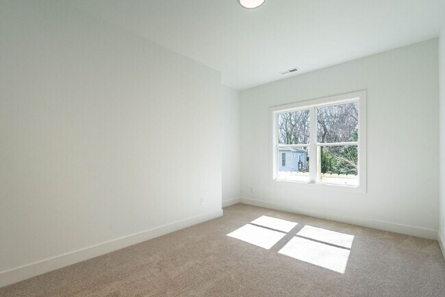 Building Photo - 621 Walnut Hts Dr