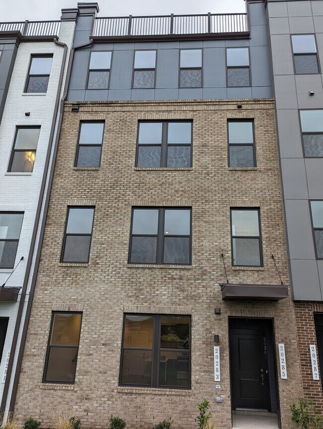 Primary Photo - 20285 Newfoundland Sq