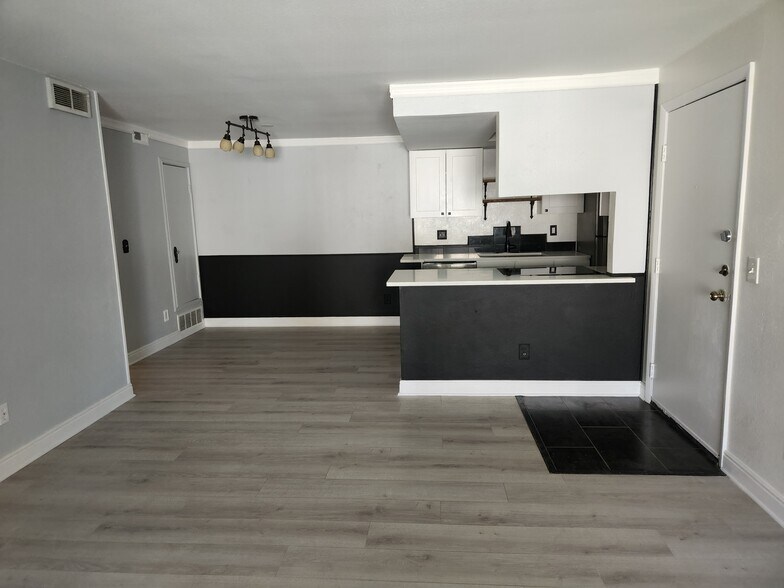 Dining area - 14161 E Jewell Ave
