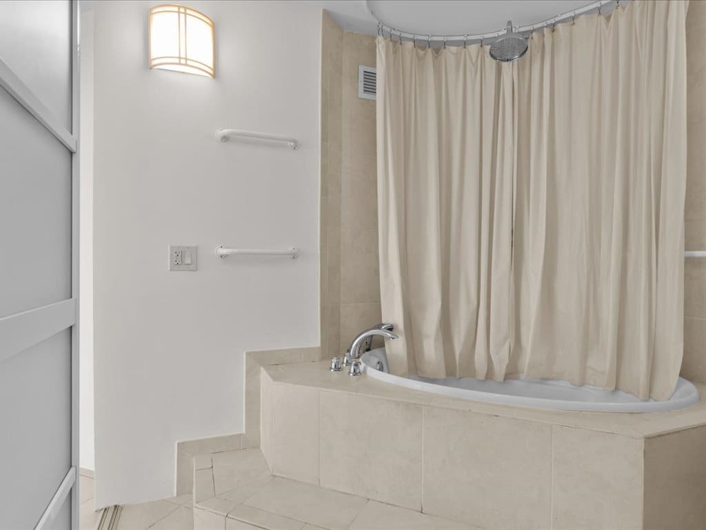 Bath - 65 E India Row