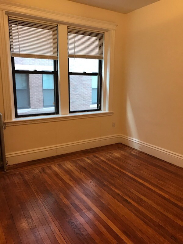 Building Photo - 61 Park Dr