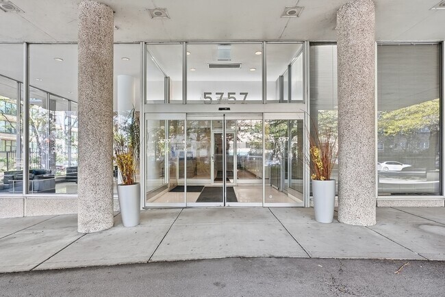 Building Photo - 5757 N Sheridan Rd