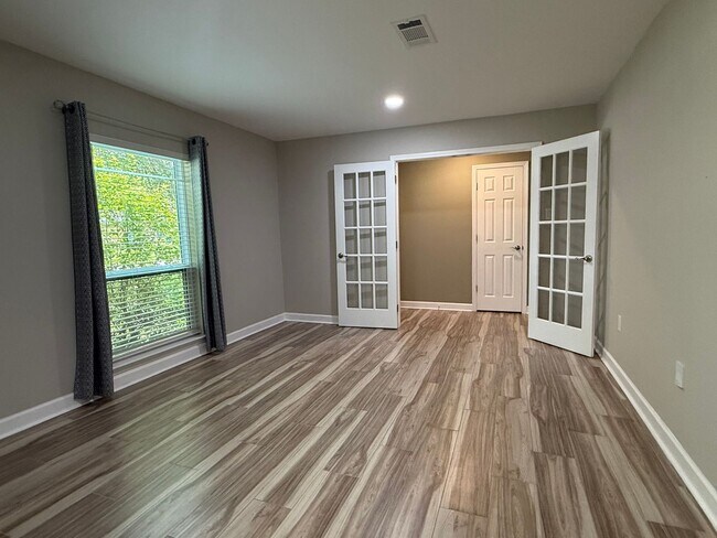 Building Photo - 200 Tallwood Dr