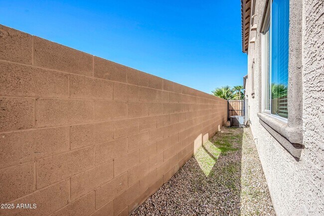 Building Photo - 935 E Agua Fria Ln