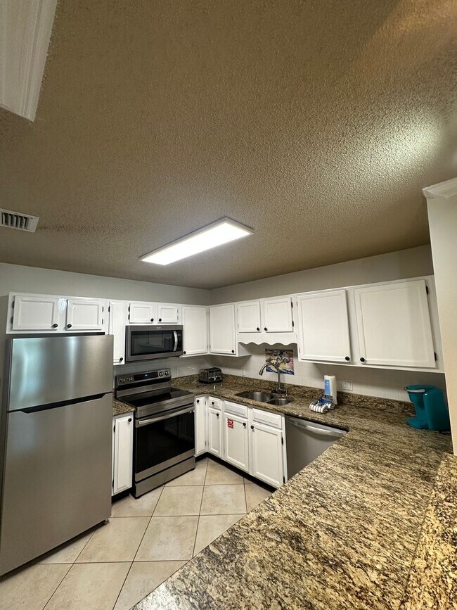 Building Photo - Furnished Townhome within walking distance...