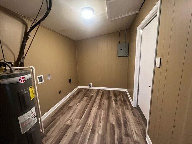 Building Photo - 3 bedroom 1 bathroom single level home