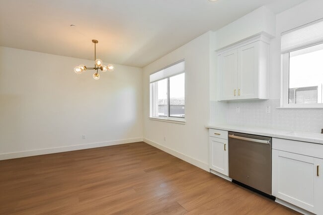 Building Photo - New Luxury Townhome with 2-Car Garage | Minutes to Downtown Redwood City & Tech Campuses