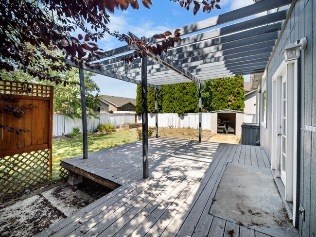 Building Photo - 4bedroom/3bath w/Garage/washer/dryer/fence...