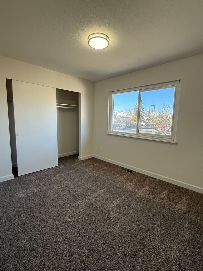 Building Photo - 306 16th St