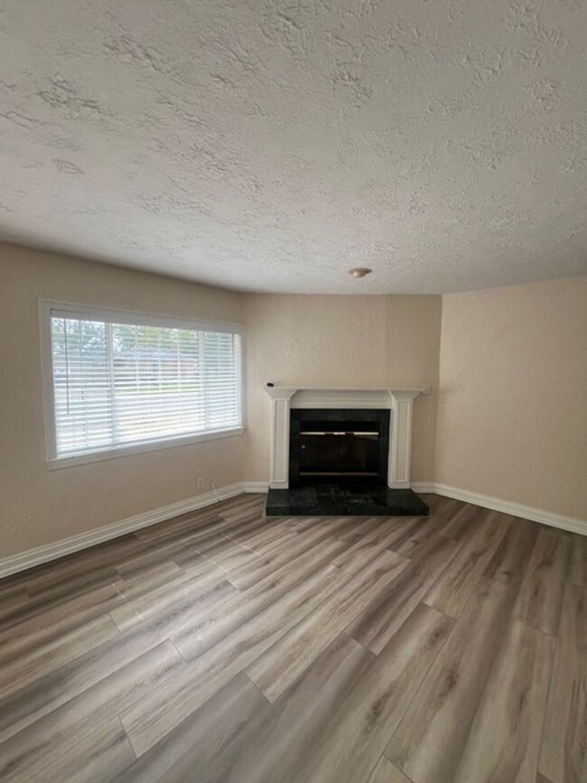 Building Photo - Beautiful 2 Bed and 1 Bath Home with 1 Car Garage Rent $1,995.00