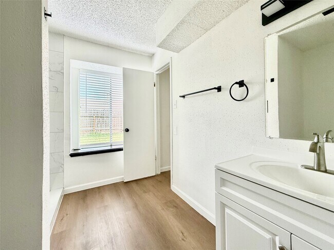 Building Photo - 11910 Green Glade Dr