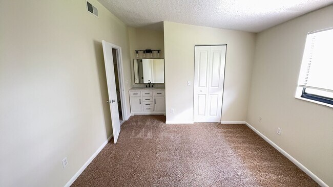 Building Photo - Newly renovated 2 bedroom Townhouse for Re...