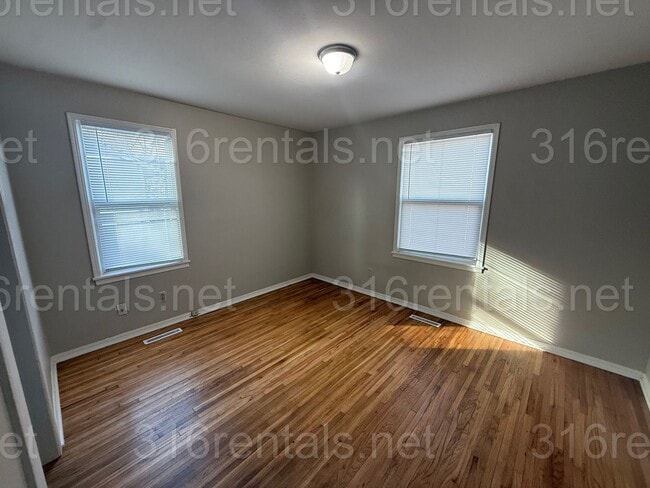 Building Photo - $1325 - 3 bedroom / 2 bathroom - Single Family Home