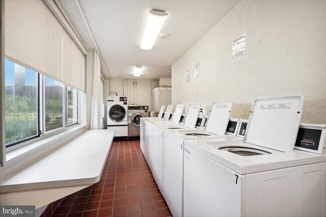 Building Photo - 6631 Wakefield Dr